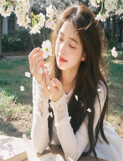 影院同步：《垫底魔女 第一季》拍摄技巧社会分析：镜头语言与画面构图探讨